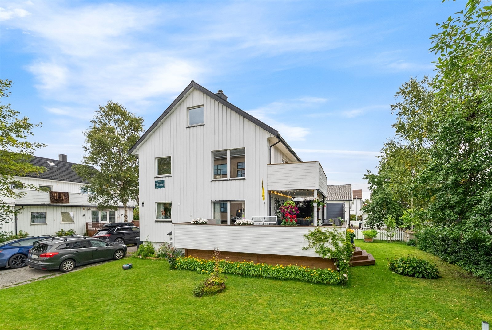 Fasade og hyggelig uteareal rundt boligen. Galleribilde