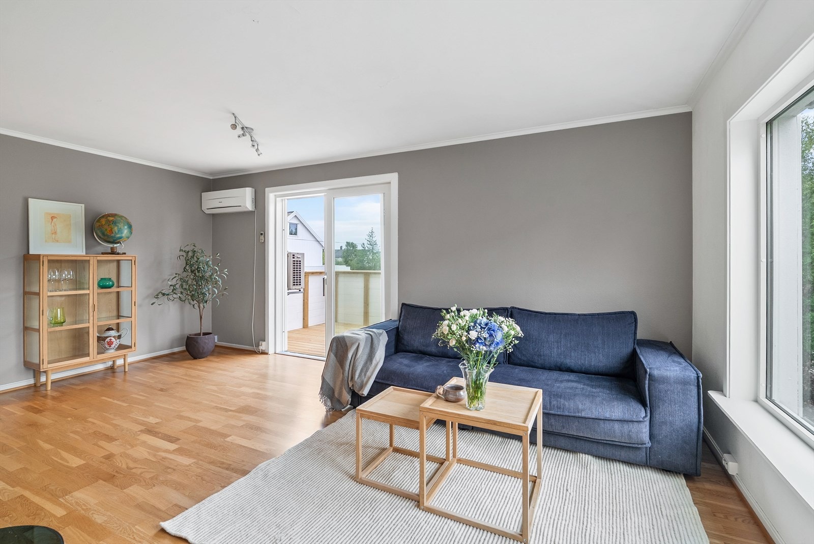 Stuen har god plass til både sofagruppe og spiseplass. Galleribilde