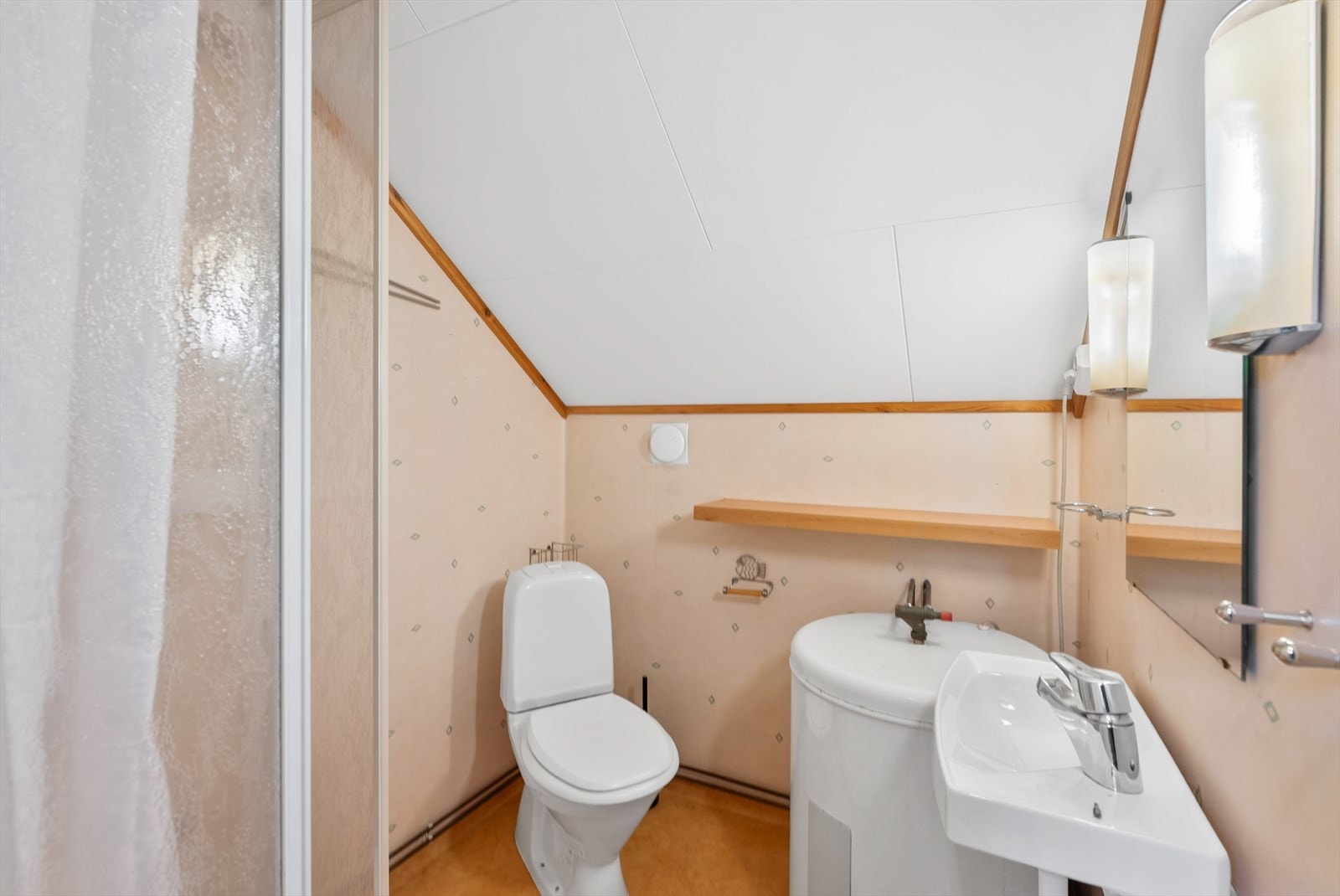 Bad/WC på loftet med dusjkabinett, WC og servant. Galleribilde