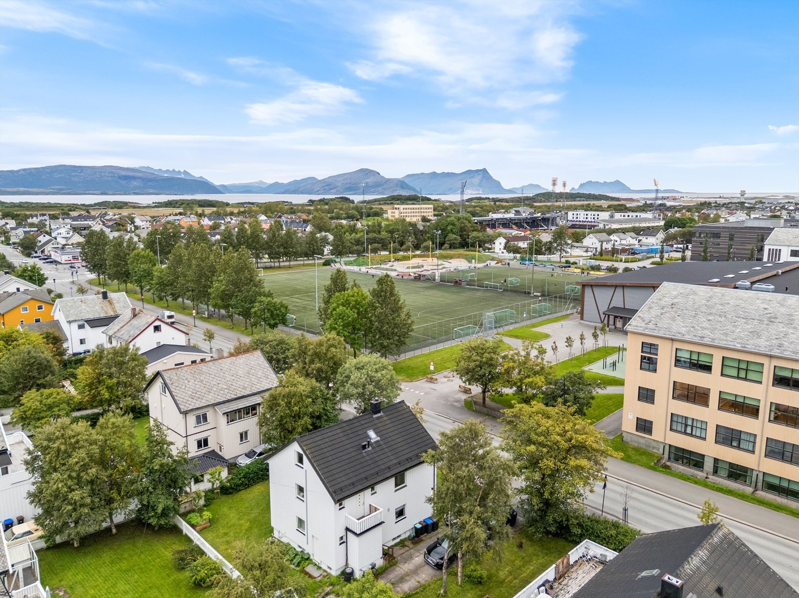 Sentralt område med variert boligbebyggelse og grønne omgivelser. Galleribilde