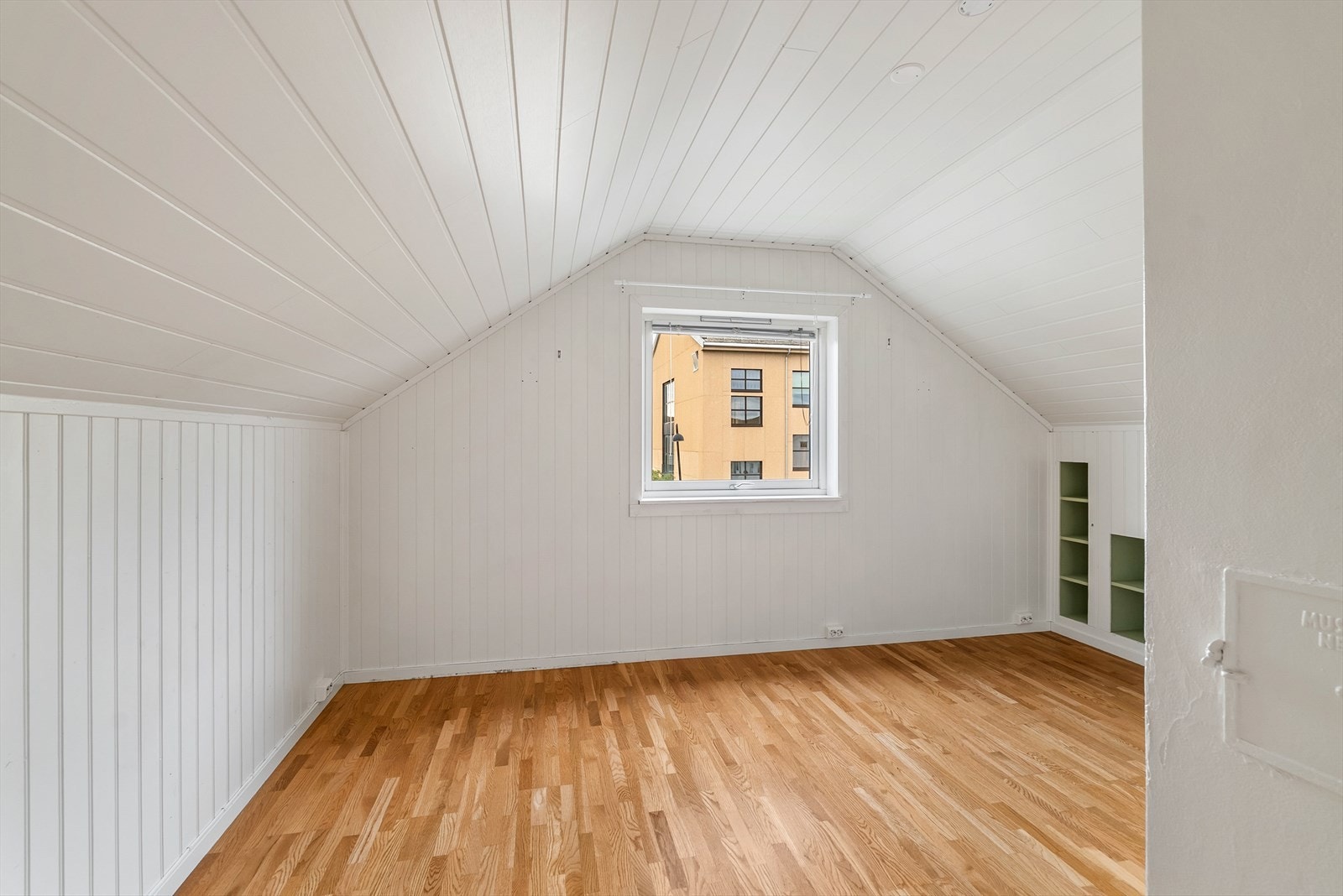 Lyst og hyggelig rom på loftet. Galleribilde