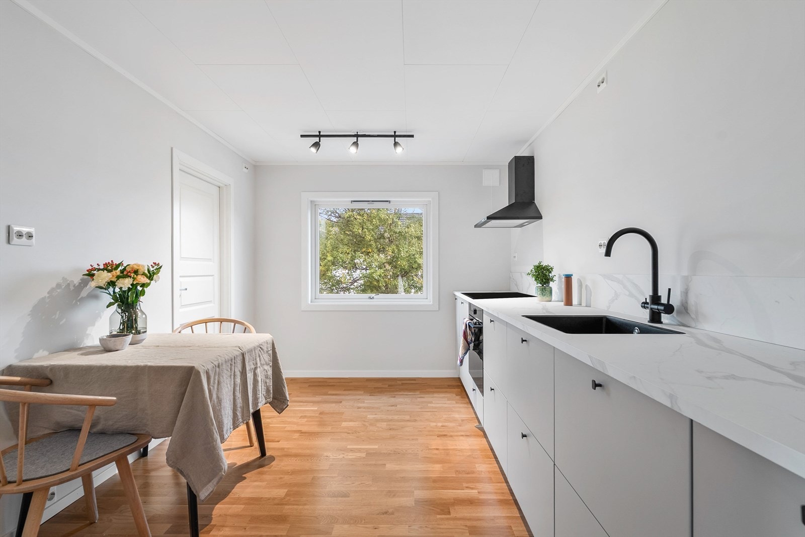Moderne kjøkkeninnredning som gir et godt utgangspunkt for ny eier. Galleribilde