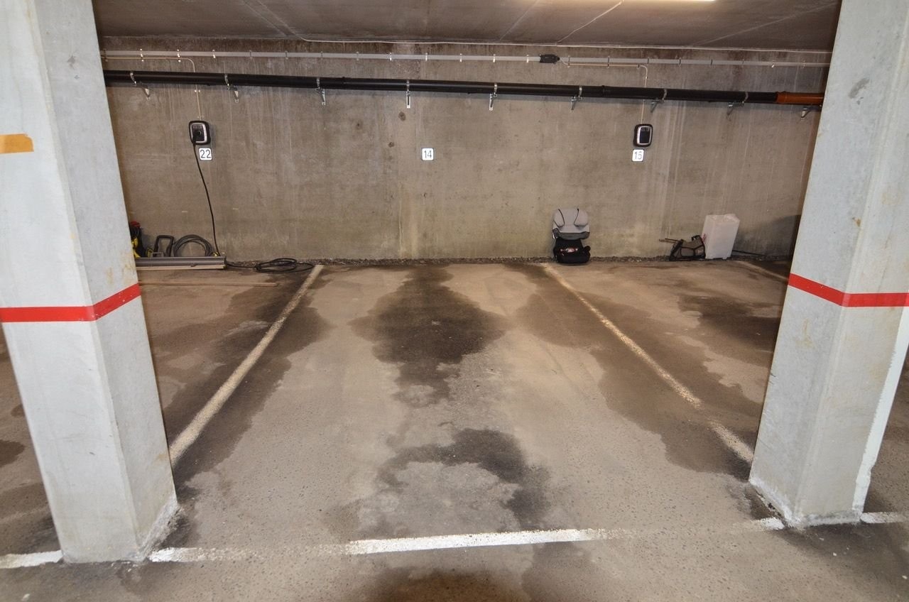 Egen parkeringsplass med kabel for montering av lader. Galleribilde
