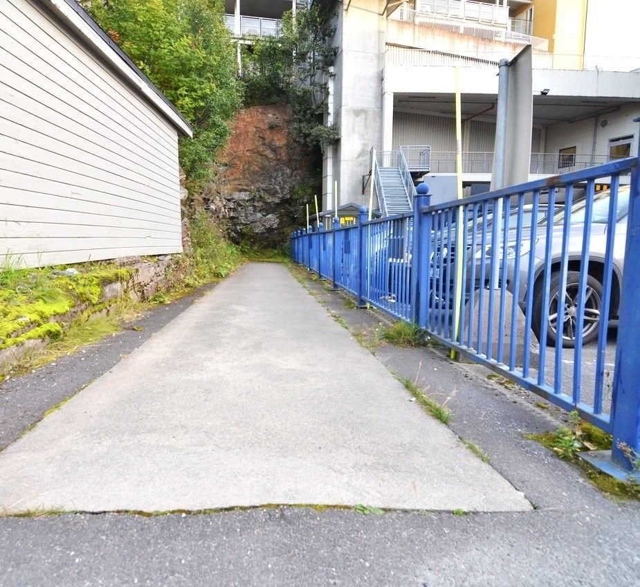 Gangvei til heis storgata med varmekabler i gangvei. Galleribilde