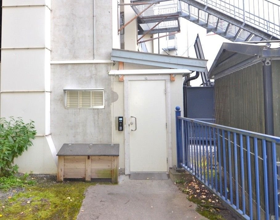 Inngang heis storgata med ringeapparat til alle leilighetene og varmekabler langs gangvei. Galleribilde