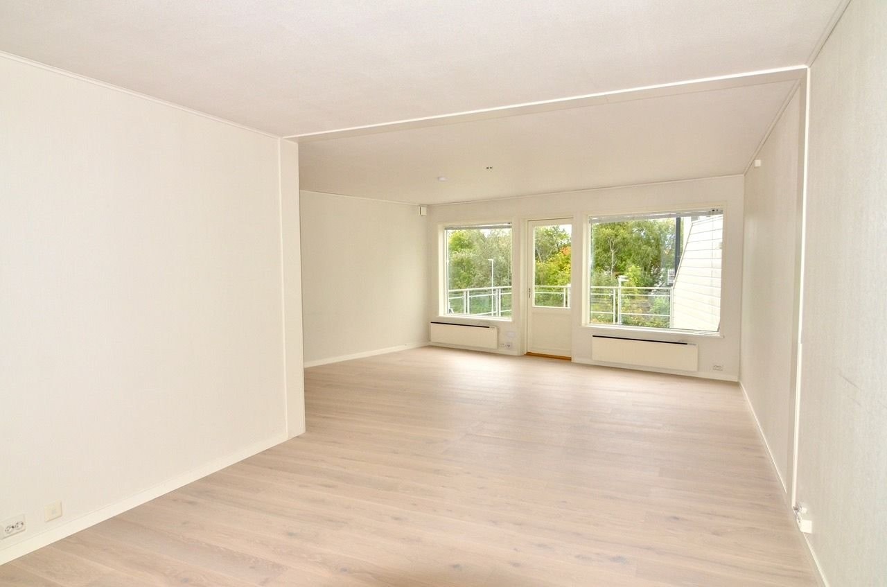 Spisestue mot balkong. Galleribilde