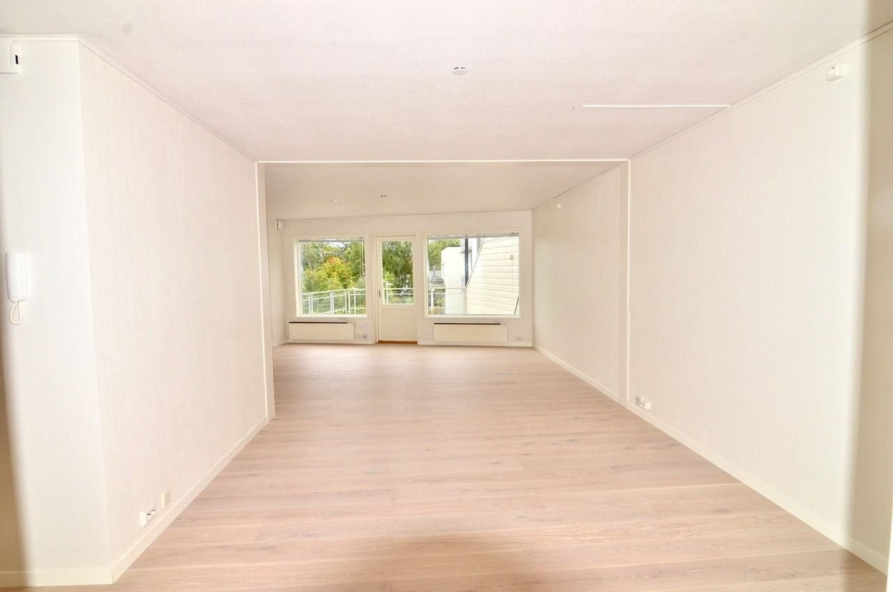 Spisestue mot balkong. Galleribilde