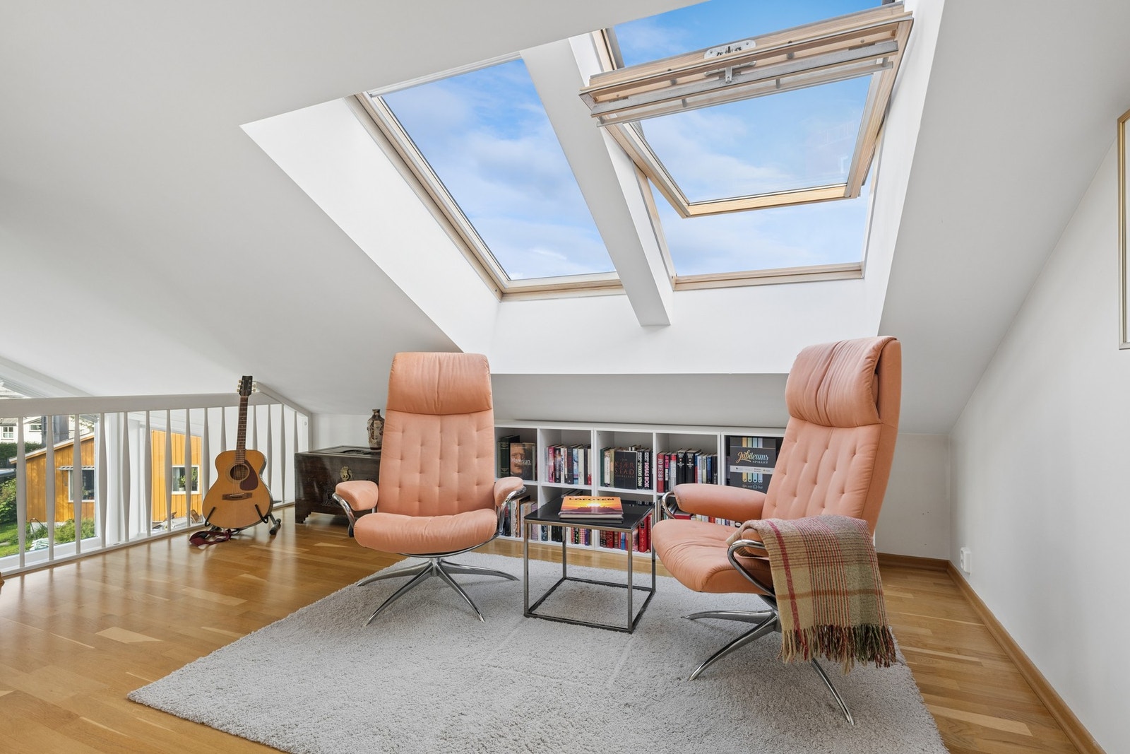 Loftstue med takvinduer som gir godt med naturlig lys. Galleribilde