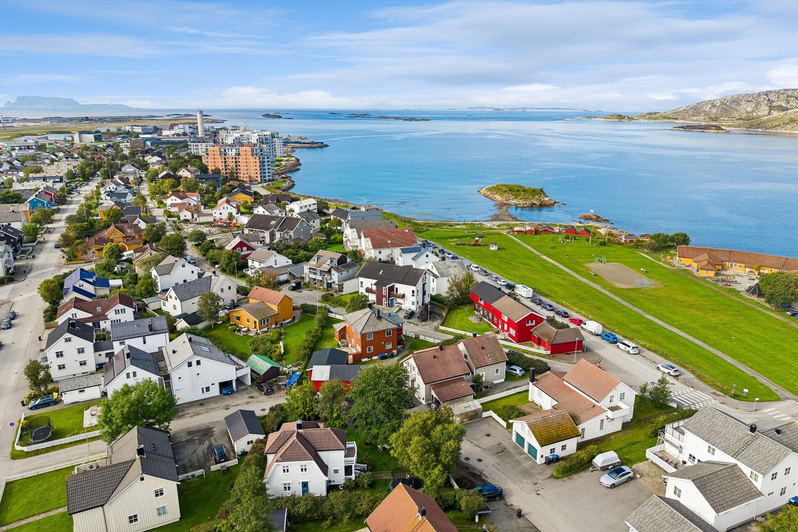 Nærhet til sjøen og fine turområder som Breivika. Galleribilde