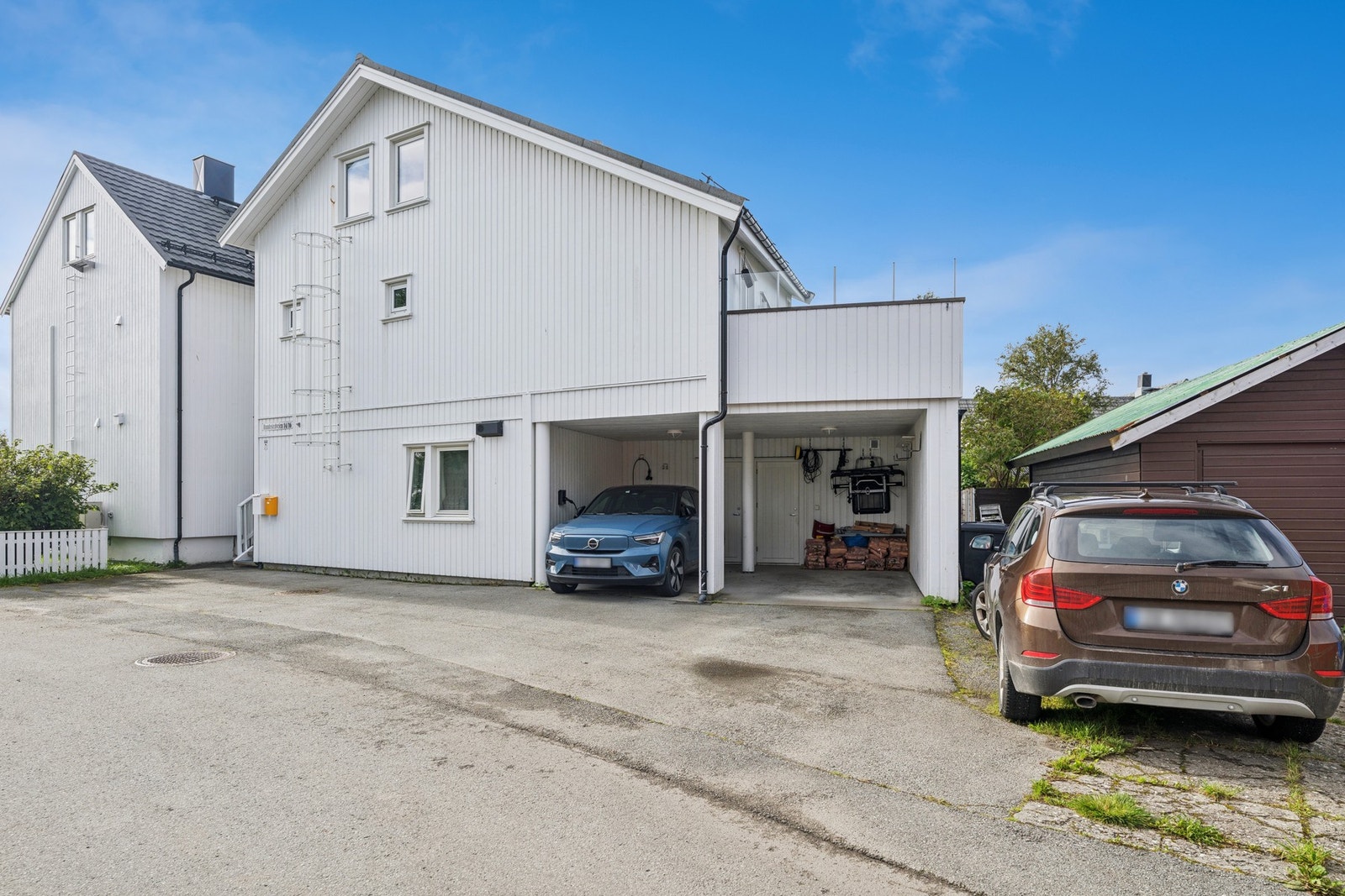 Boligen er oppført i 2014 og har stående bordkledning. Galleribilde