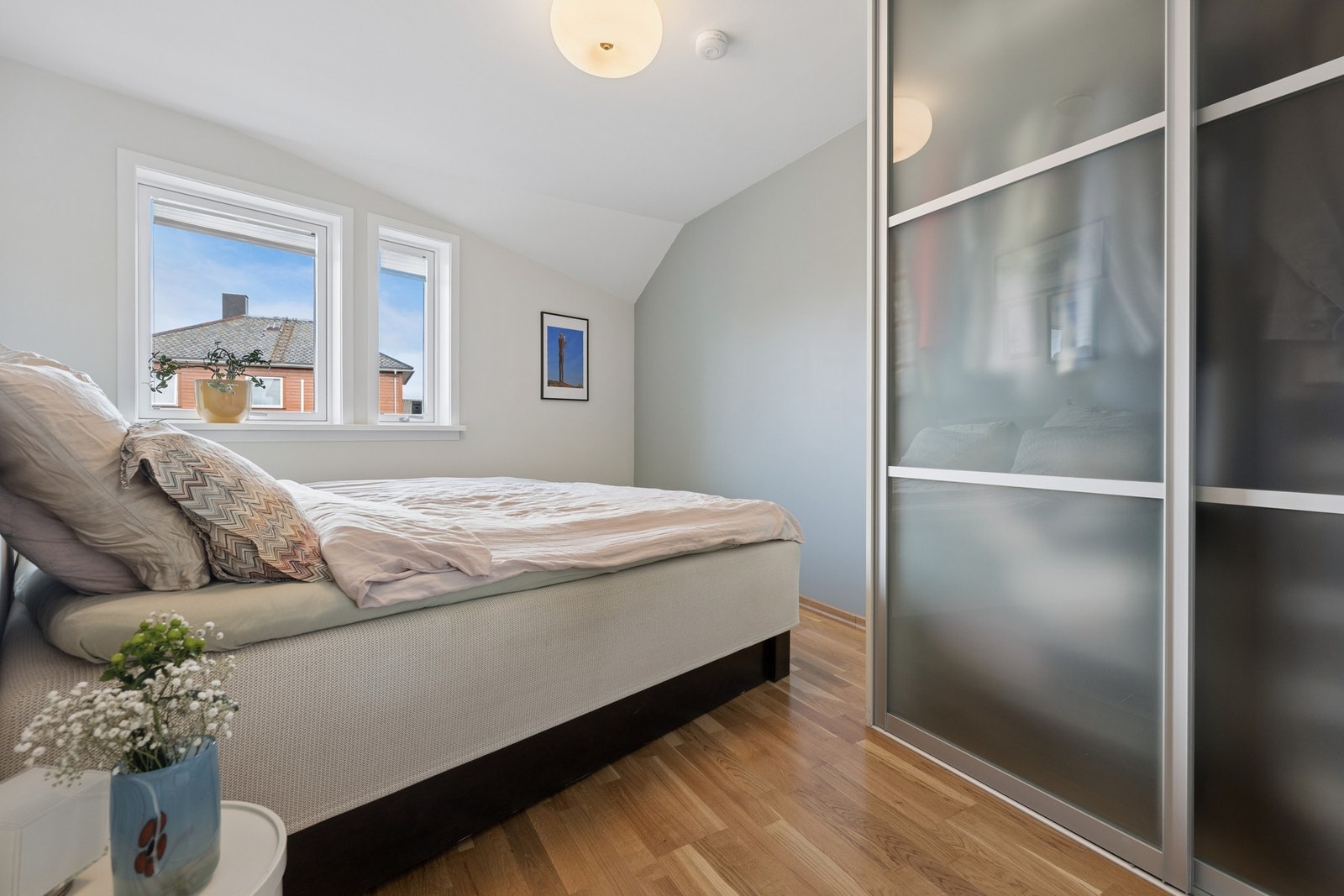 Soverommet er utstyrt med en romslig skyvedørsgarderobe. Galleribilde