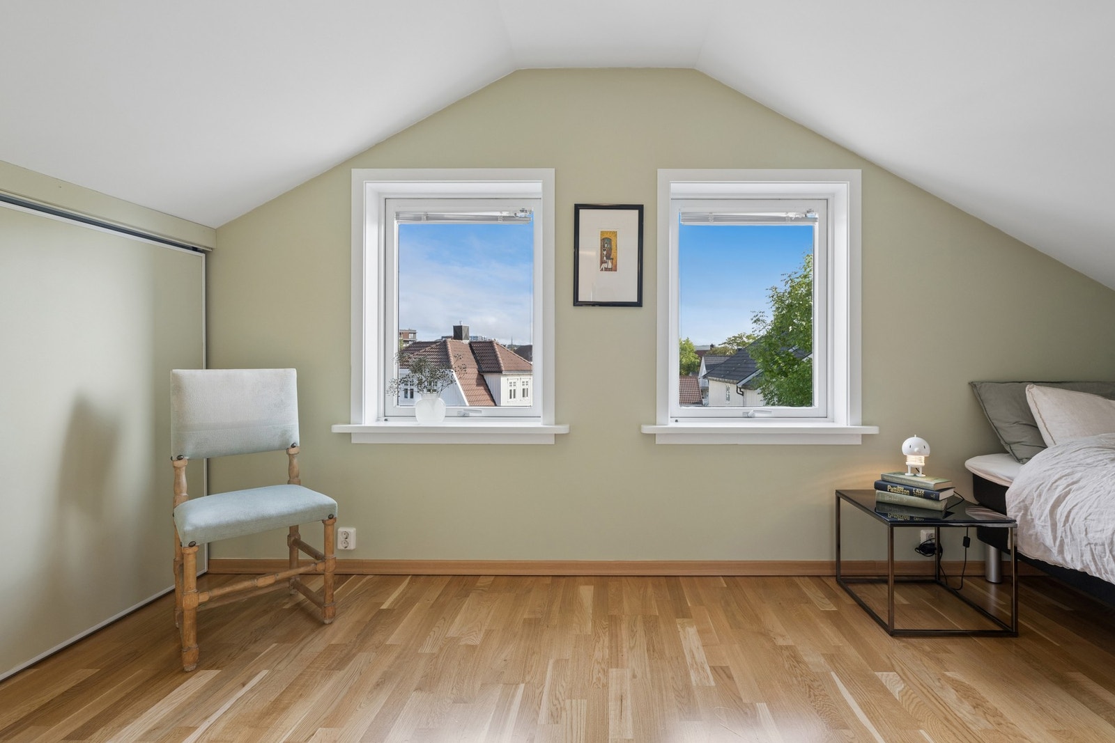 Loftsetasjen inneholder to soverom, i tillegg til loftstue og bad. Galleribilde