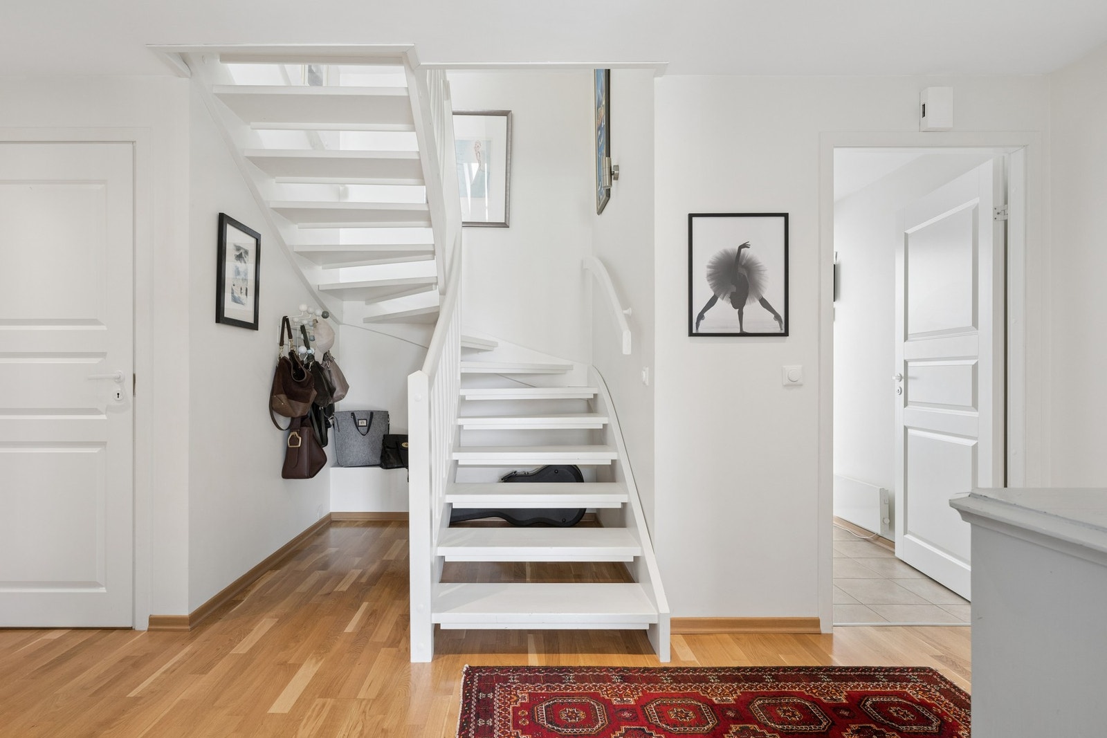 Fra gangen fører en malt tretrapp opp til loftsetasjen. Galleribilde
