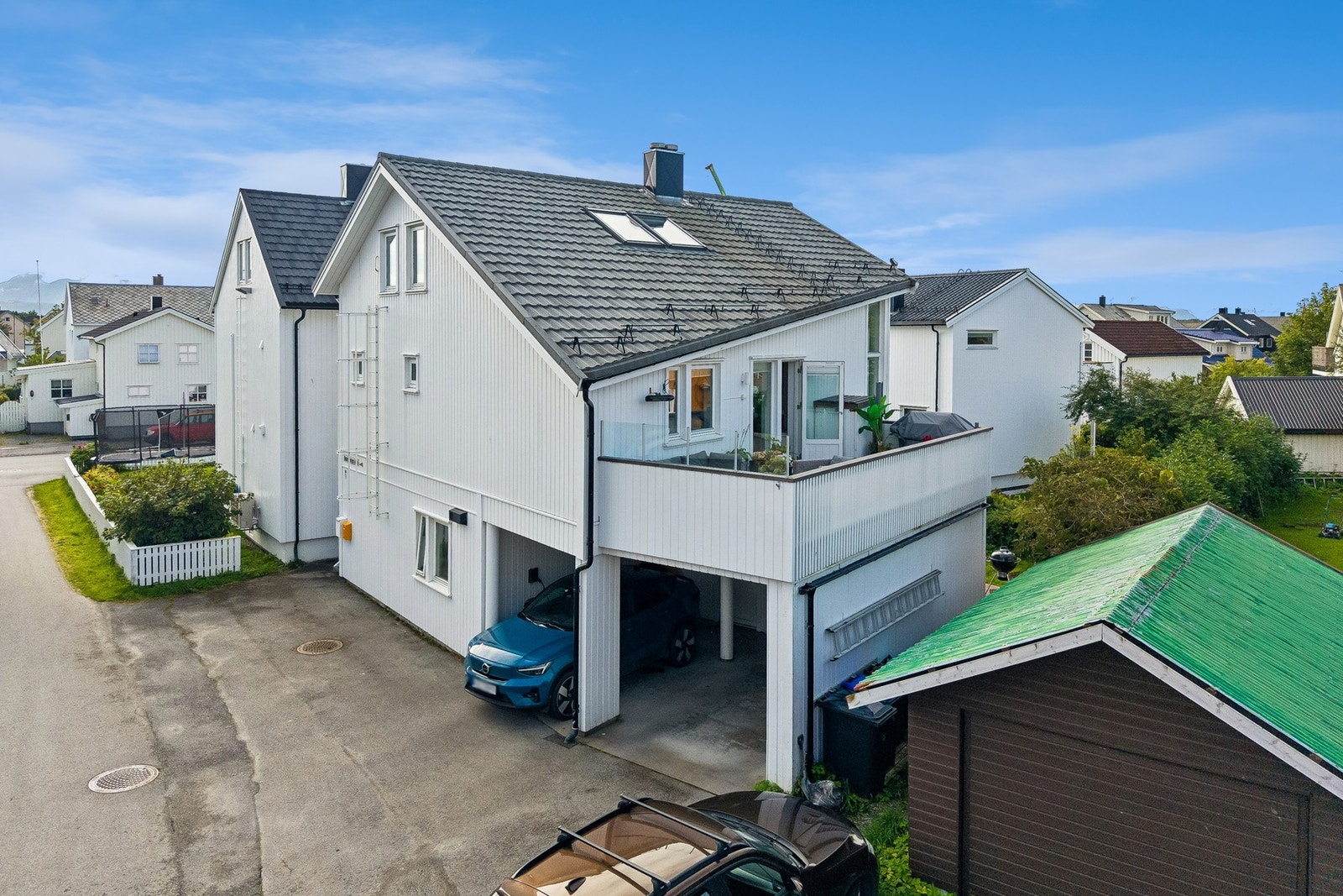 Eiendommen har egen carport og en utvendig bod på 5 m². Galleribilde