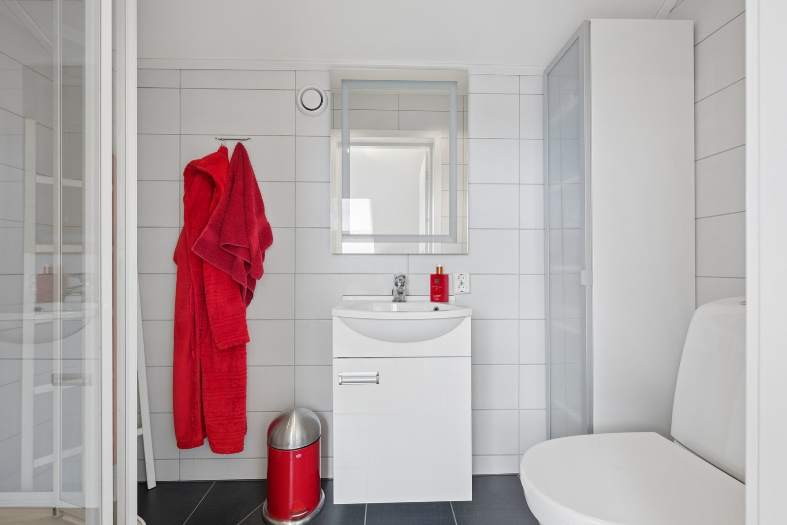 Badet på loftet har også elektriske varmekabler, samt dusjkabinett og toalett. Galleribilde