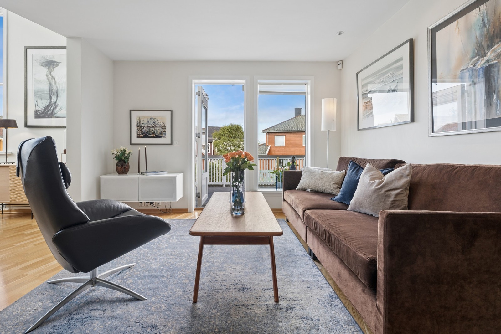 God plass til sofagruppe og møblement. Galleribilde