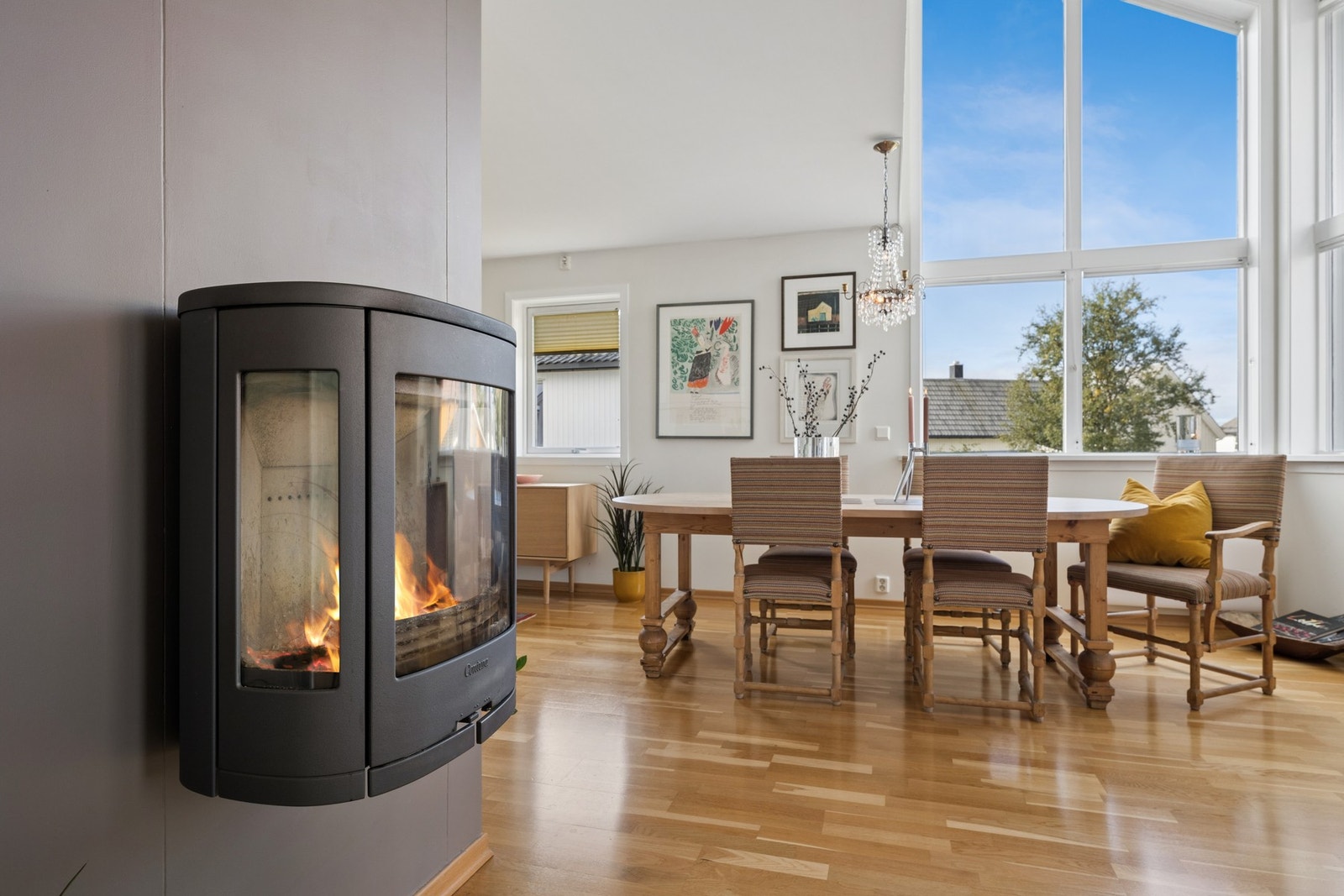 En moderne vedovn sørger for ekstra varme og hygge. Galleribilde