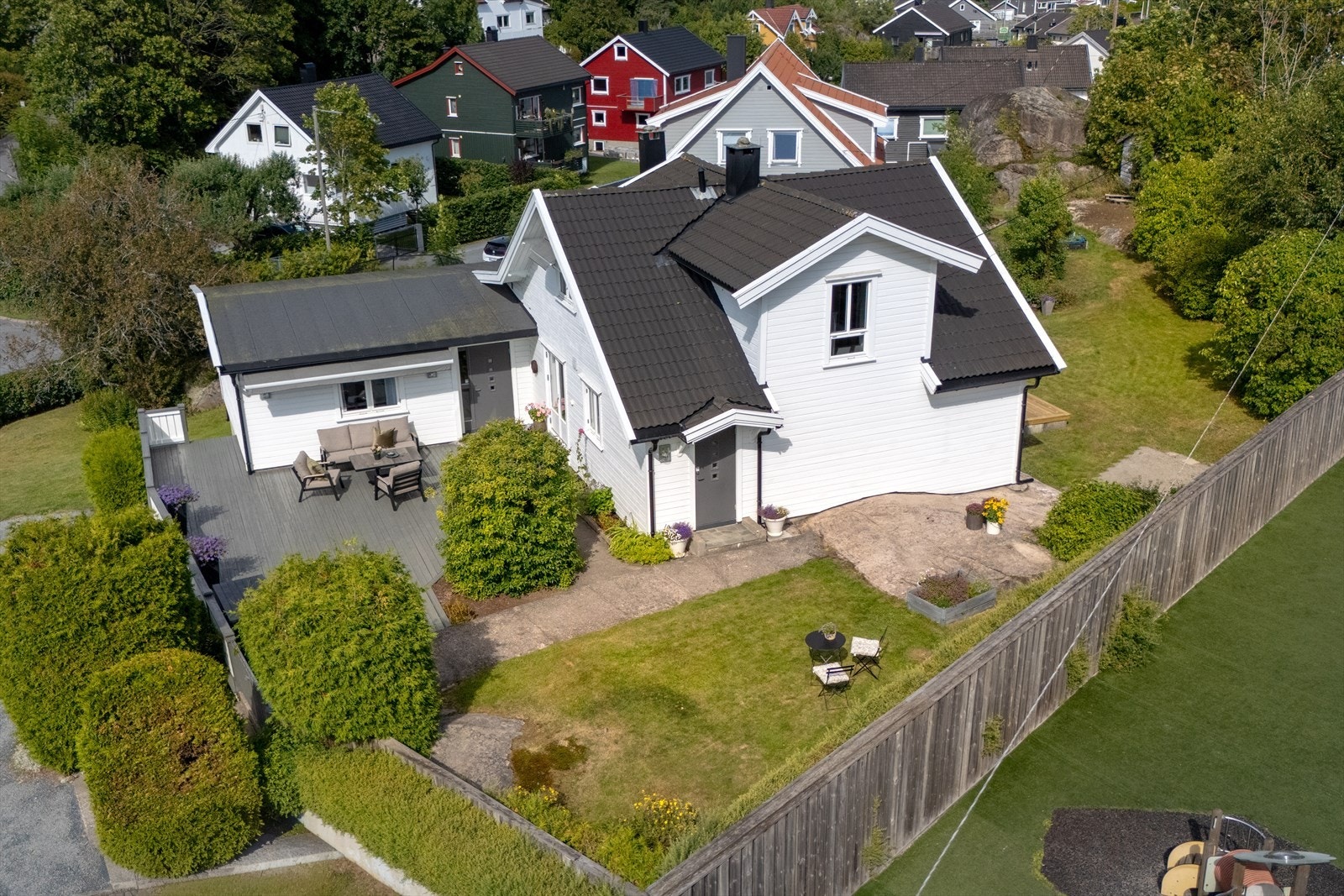 Fra spisestuen går du ut på den østvendte terrassen, mellomstuen og kjøkkenet har den 70 kvm store, vestvendte terrassen. Galleribilde