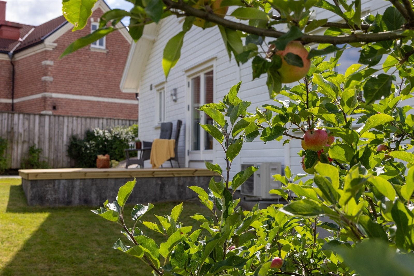 Hovedboligen ble renovert i 2006, og i årene frem til i dag har det blitt utført en lang liste med oppgraderinger av elektrisk anlegg, røropplegg, m.m. Vi møter en romslig og innbydende familiebolig fordelt over to etasjer. Galleribilde