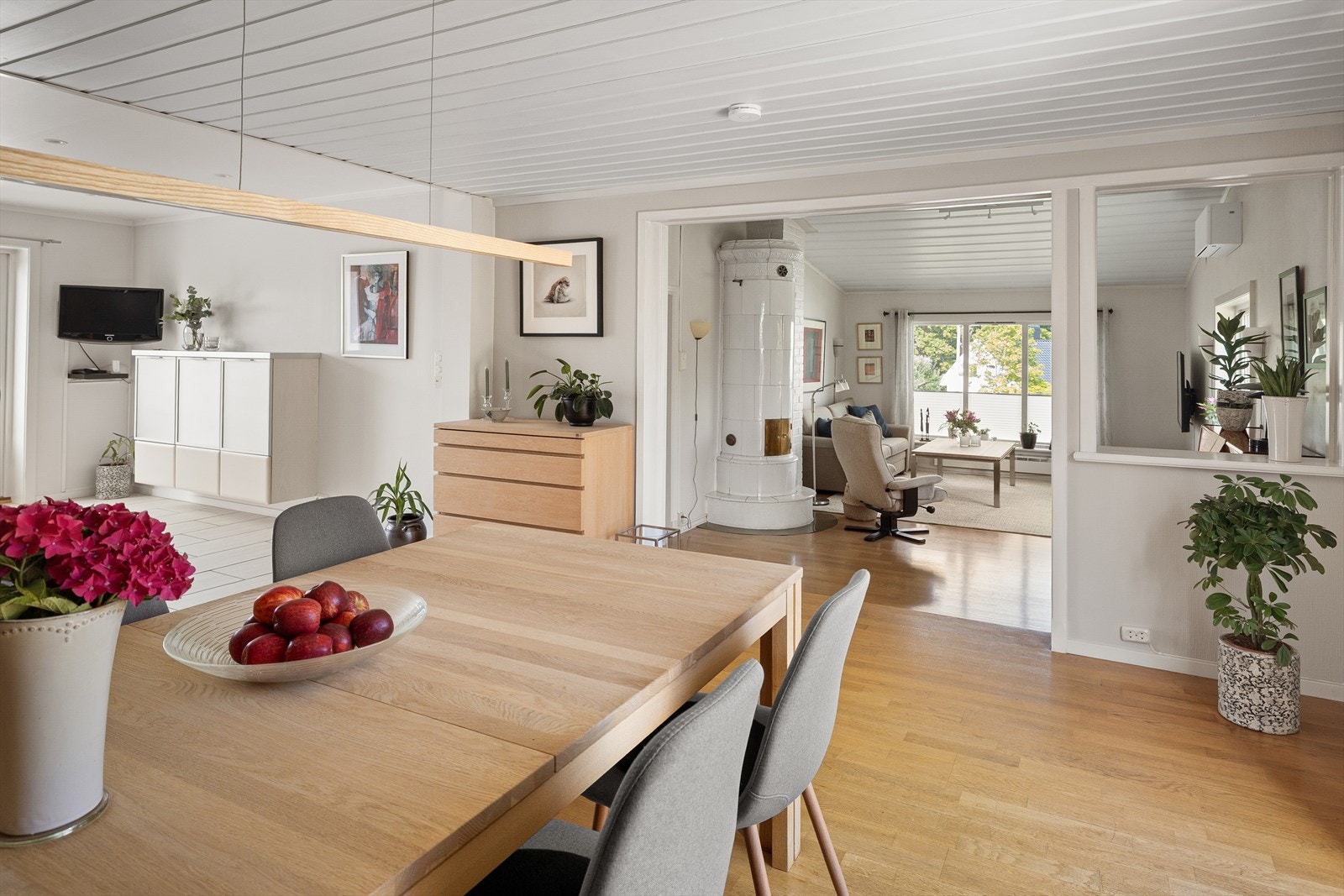 Rommene føles luftige og naturlige, og du kjenner en avslappet atmosfære med en gang du trer inn i entréen. Galleribilde