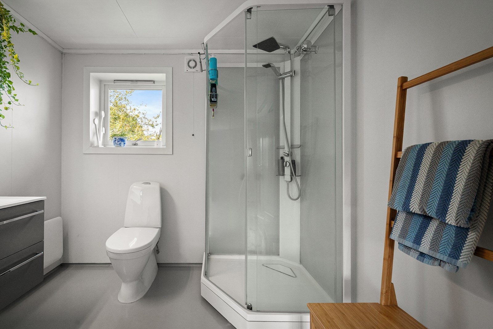 Badet i første etasje er fra 1975, men fremstår likevel pent med gulvbelegg og våtromsplater. Innredning og dusjkabinett er fra 2012. Galleribilde