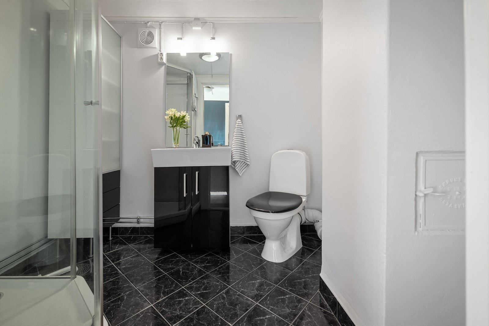 Badet i andre etasje fra 2005 er ganske stilfullt med slettmalte vegger, flislagt gulv og et dusjkabinett fra 2010. Galleribilde