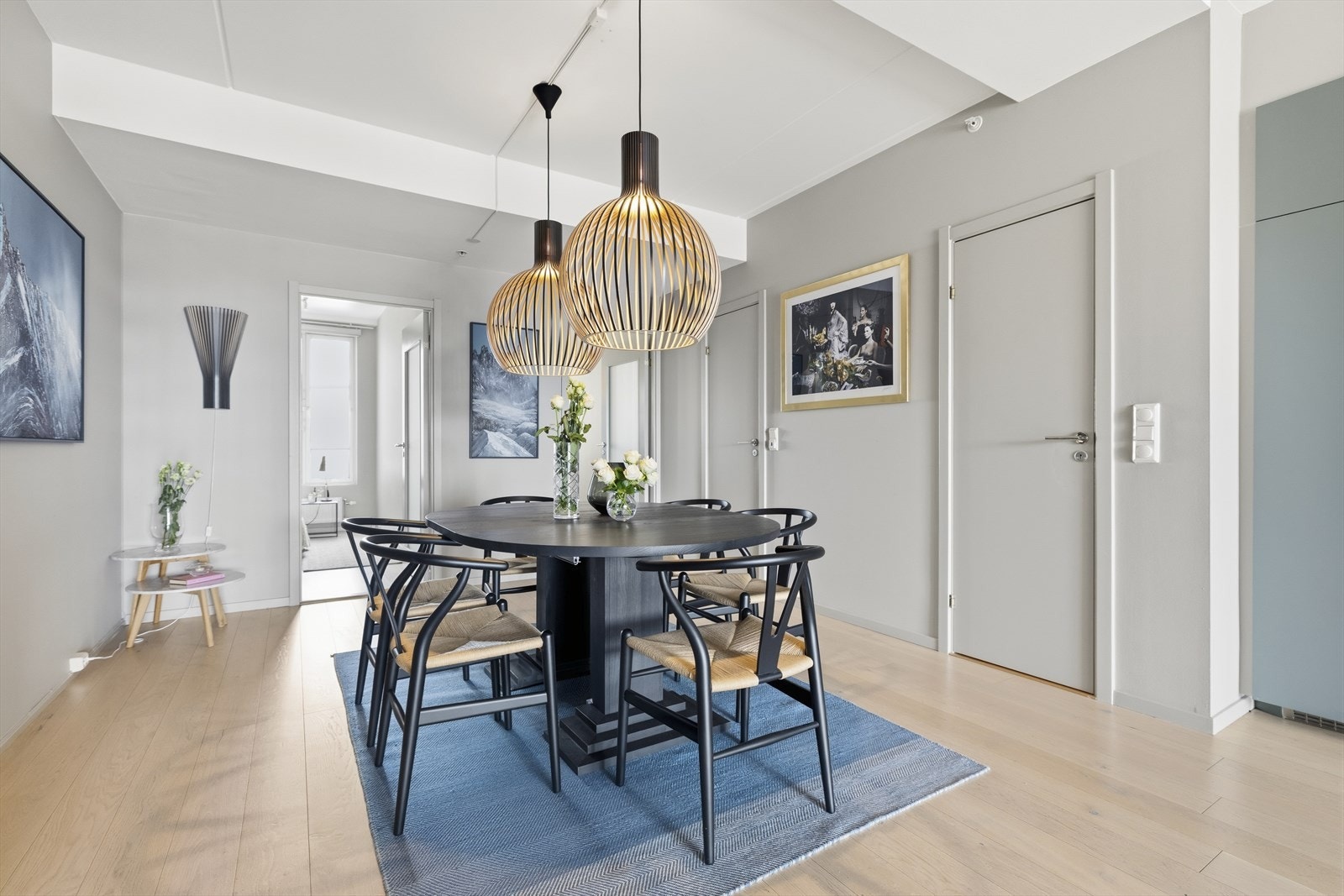 Spisestuen er svært romslig og gir god plass til et stort spisebord med plass til både familie og gjester. Galleribilde