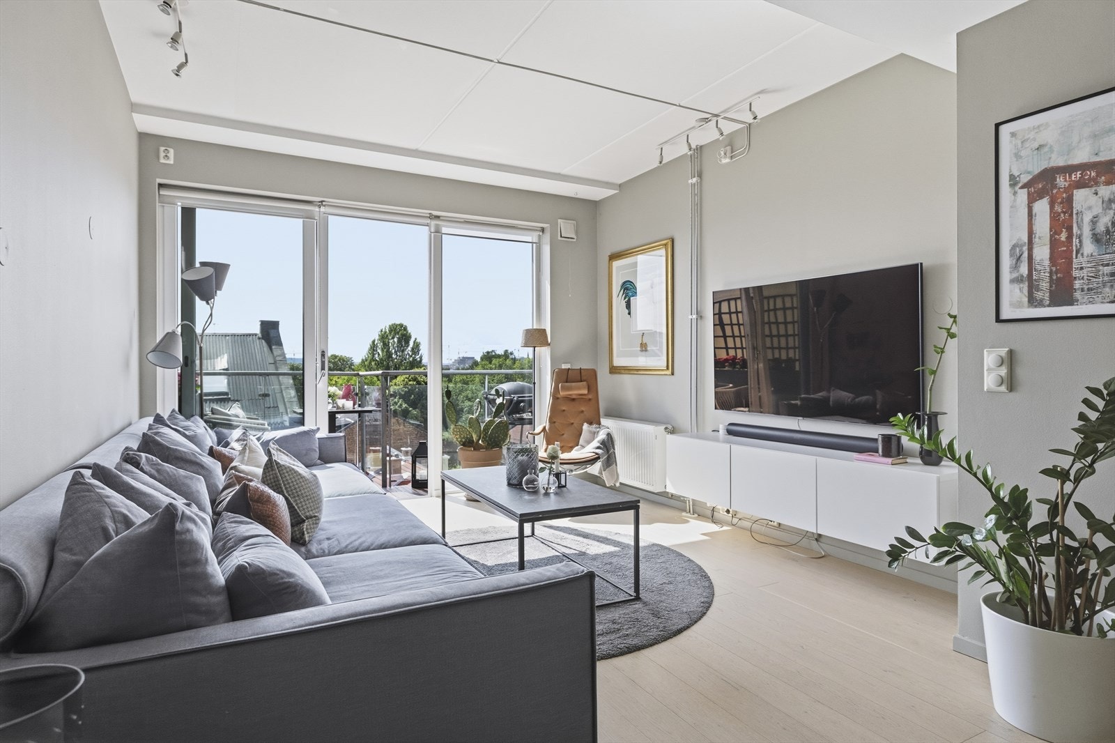 Boligen går over to plan og har en svært god planløsning med store vindusflater, luftige oppholdsrom og flott utsikt over byen. Galleribilde