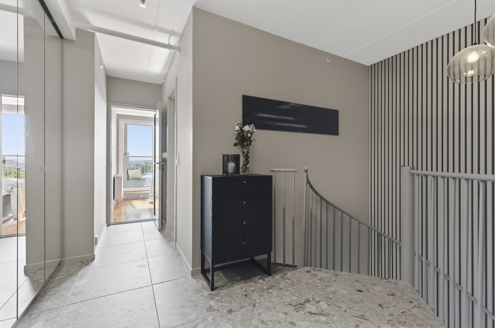 Denne etasjen er innredet som en privat og tilbaketrukket avdeling med hovedsoverom og tilhørende bad, med en eksklusiv hotellsuite-følelse og spektakulær utsikt over Oslo. Galleribilde