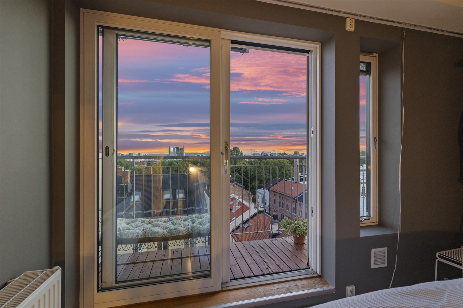 Fra hovedsoverommet er det utgang til balkong med storslått og vidstrakt utsikt over Oslo. Galleribilde