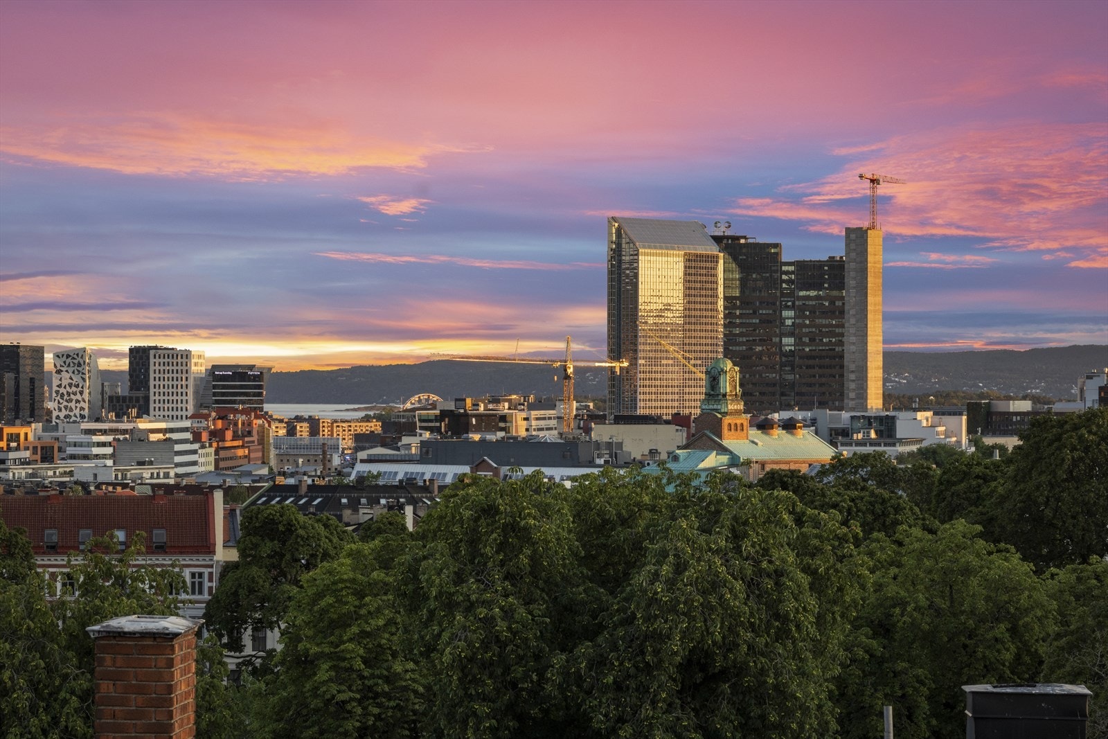 Utsikt helt ned til Bjørvika og sjøen. Galleribilde