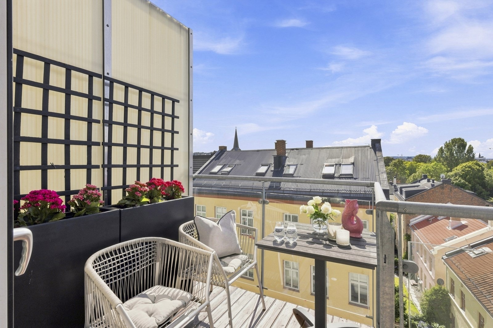 Balkong med gode solforhold , perfekt for lange sommerdager. Galleribilde