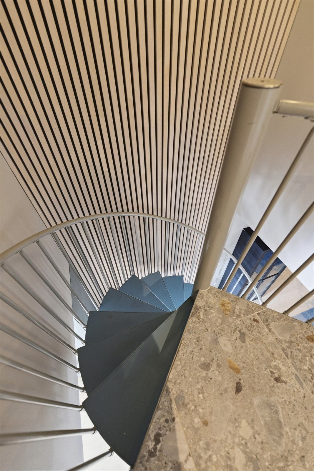 Trapp mellom 5. og 6. etasje, med moderne spilevegg bak Galleribilde