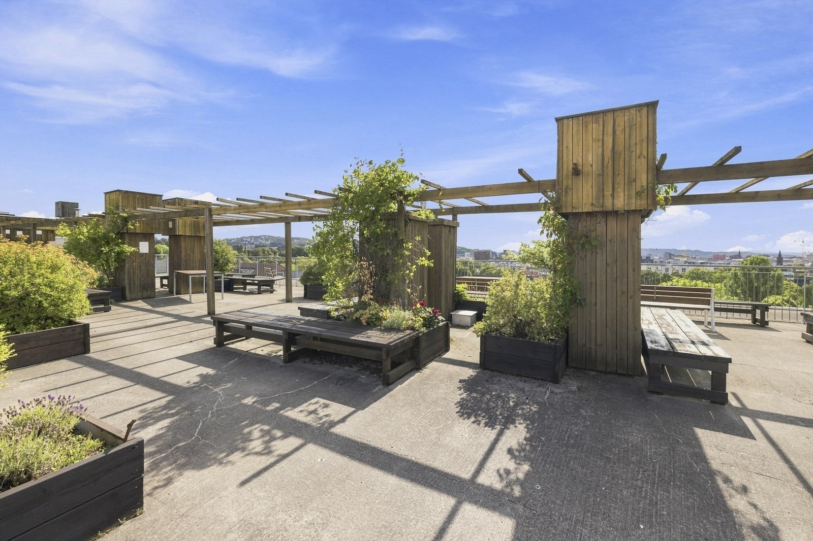 I tillegg til leilighetens to private balkonger har borettslaget en flott felles takterrasse med spektakulær utsikt over byen. Galleribilde