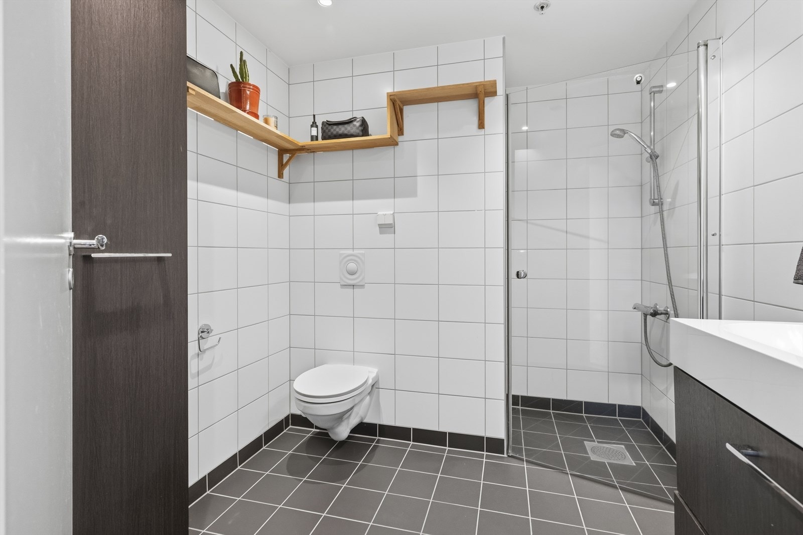 Badet har varmekabler i gulvet og mekanisk avtrekk. Galleribilde
