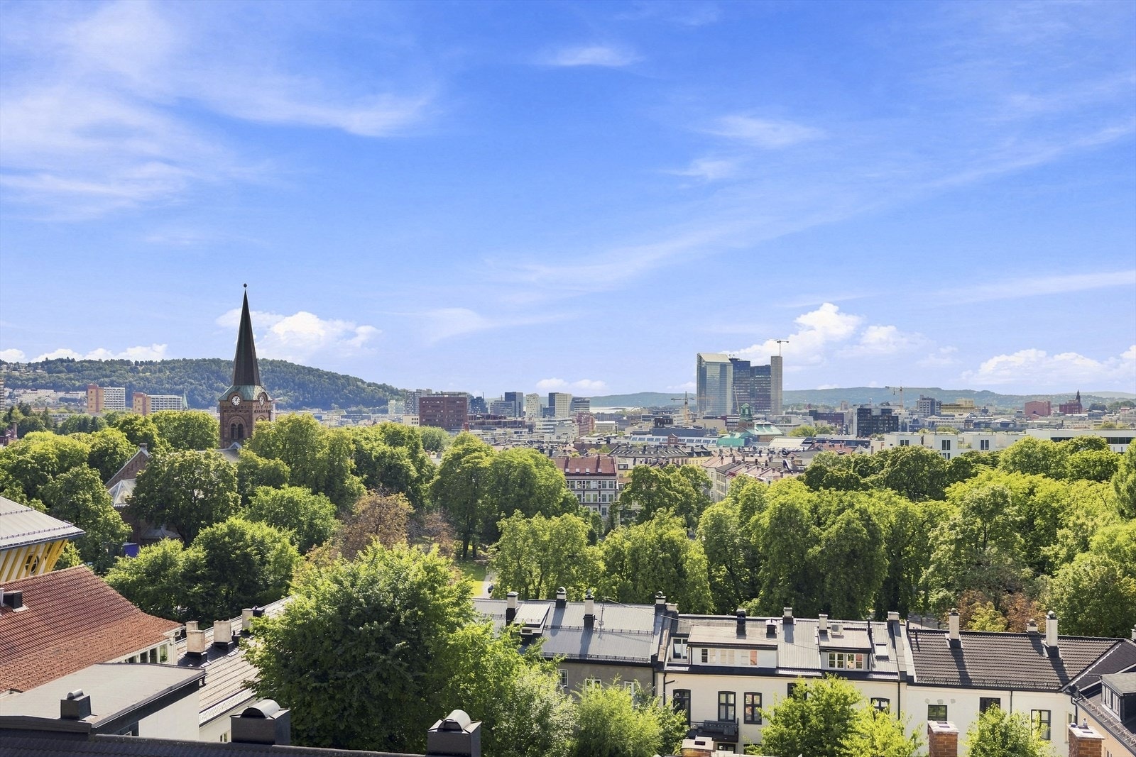 Flott felles takterrasse med 360 graders utsikt over Oslo, en sjelden kvalitet som gir gode muligheter til å nyte byen fra en helt egen vinkel. Galleribilde