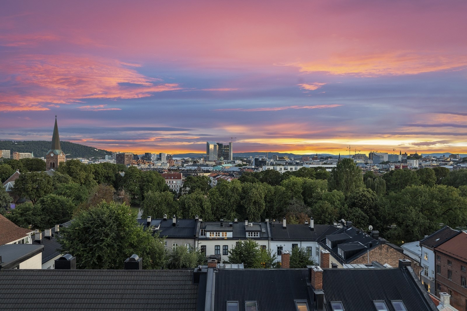 Sisilie Berg v/Nordvik Frogner har gleden av å presentere Teglverksgata 7A. En sjelden og tiltalende utsiktsleilighet m/ 2 solrike balkonger, 3 soverom, 2 baderom og en spektakulær utsikt over Oslo. Galleribilde