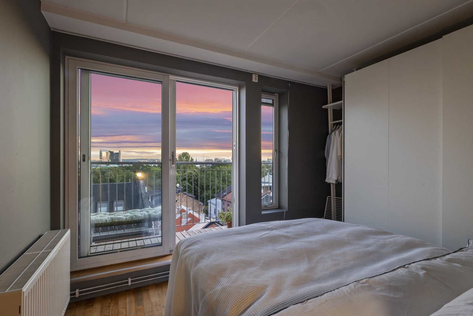 Nyt morgenkaffen i sengen og våkne til den vakre utsikten over Oslo. Galleribilde