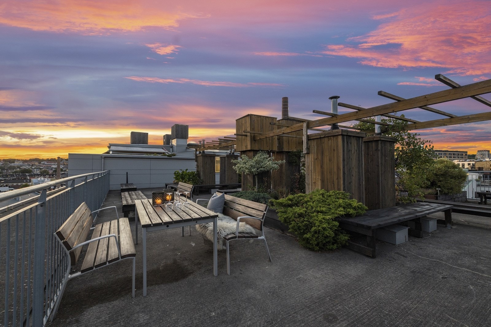 Takterrassen er på over 300 m² og byr på svært gode solforhold gjennom dagen samt imponerende 360-graders utsikt over byen. Galleribilde