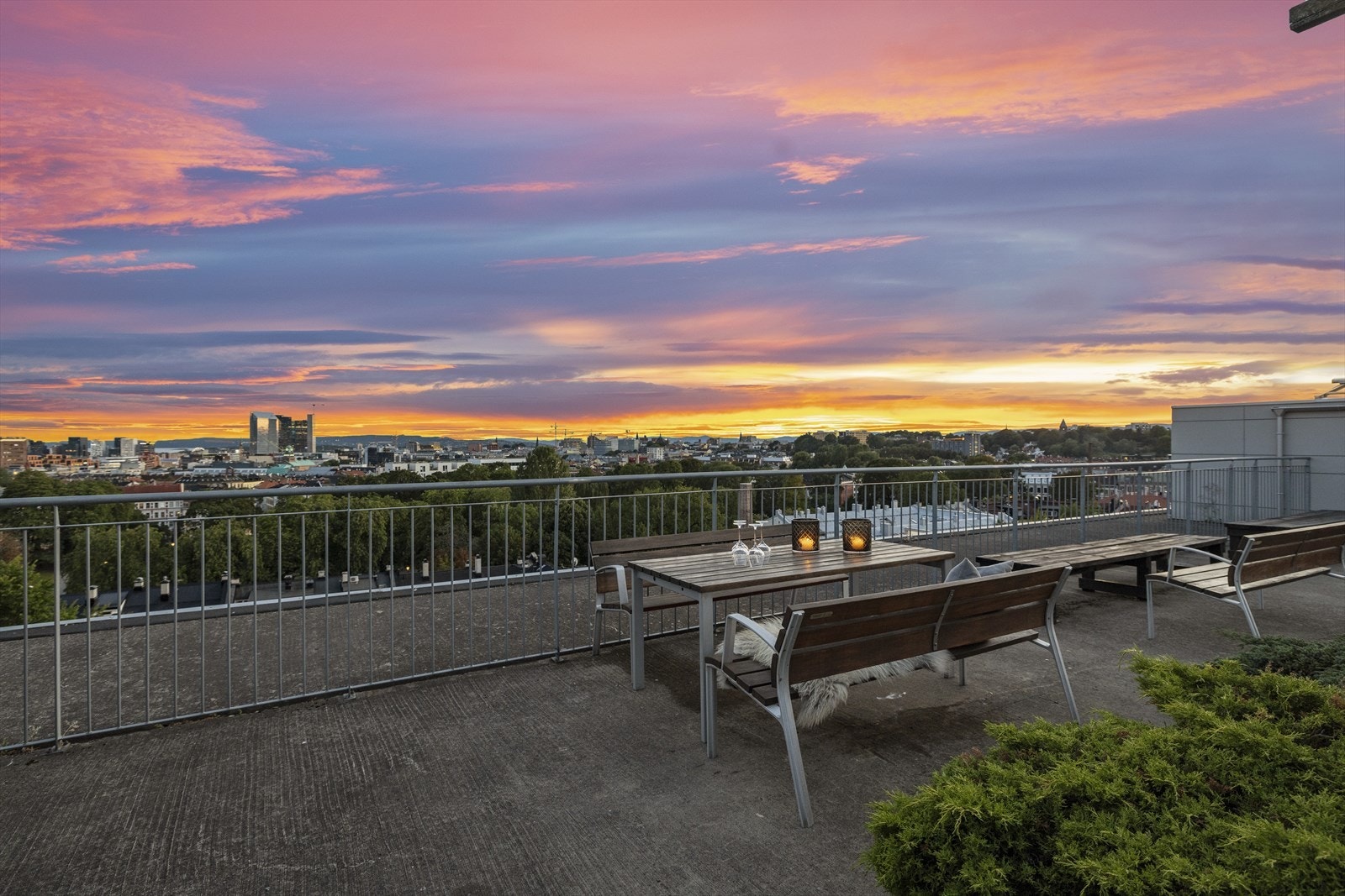 Felles takterrasse med spektakulær og unik utsikt over Oslo. Her kan man nyte sene sommerkvelder i godt selskap. Galleribilde