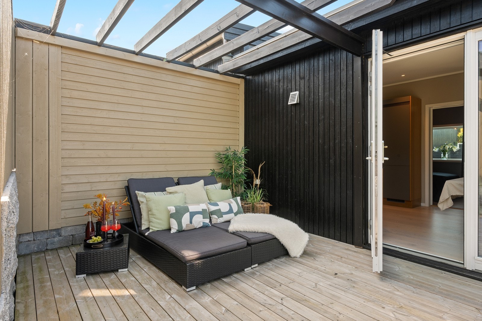Terrasse på ca. 13 m² med utgang fra spisestuen. Galleribilde