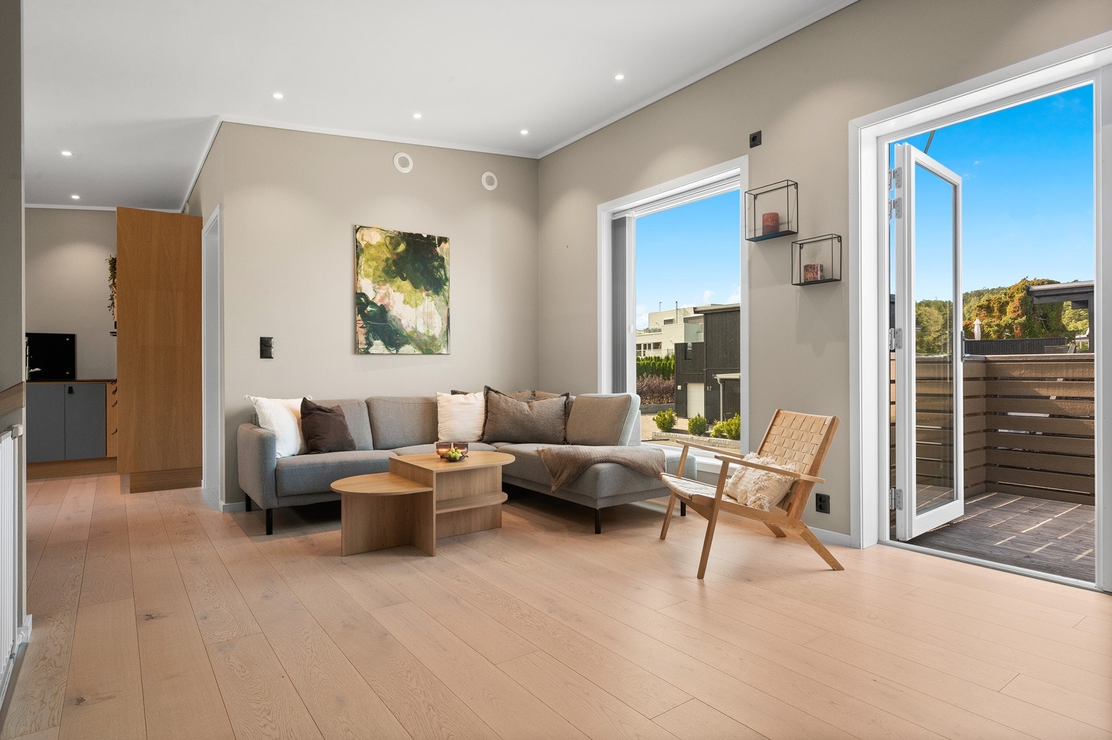 Nyere rekkehus fra 2019 over to plan, med carport og to private uteplasser. Galleribilde
