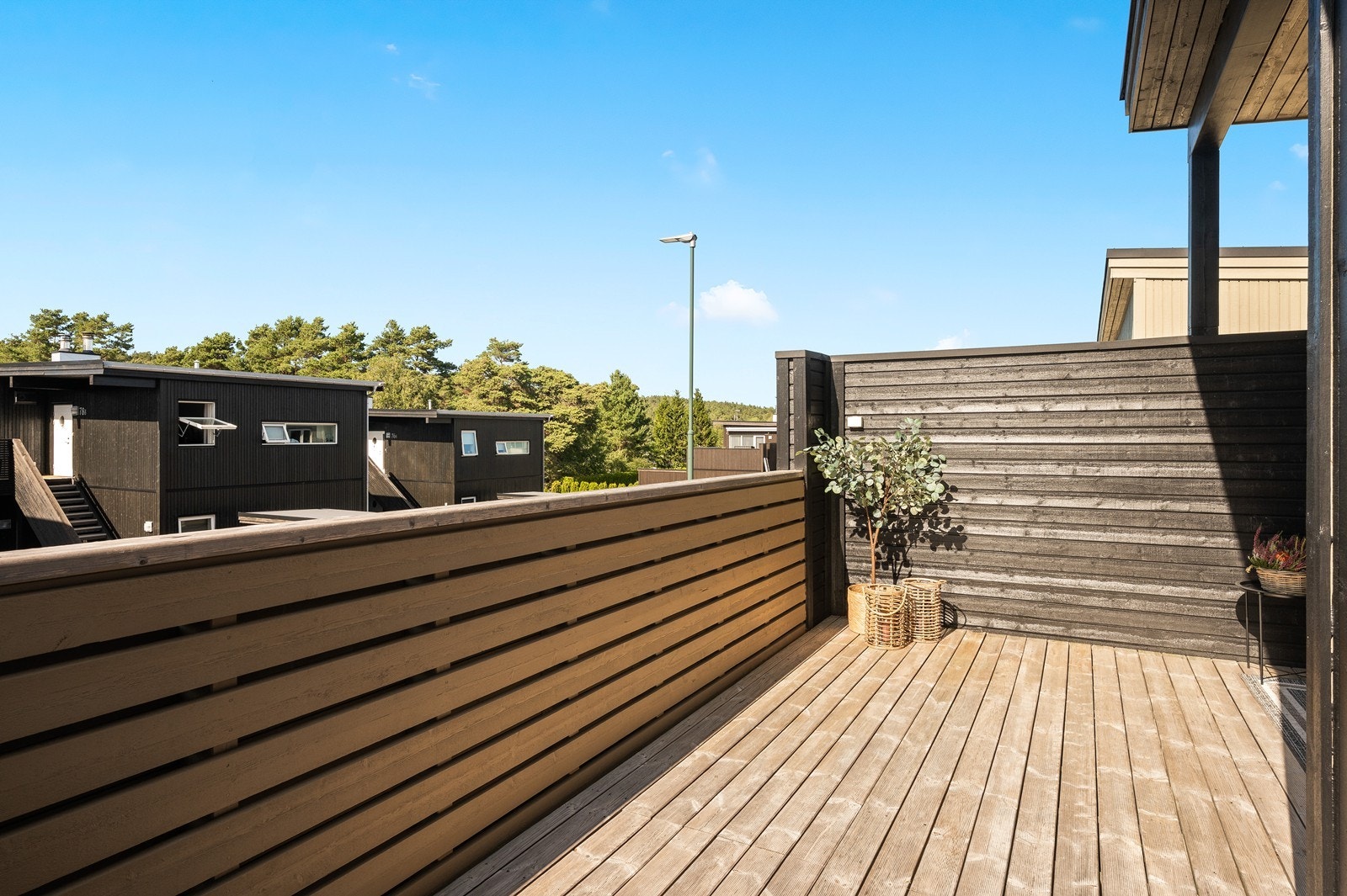 Romslig veranda på ca. 22 m² med plass til sittegruppe. Galleribilde