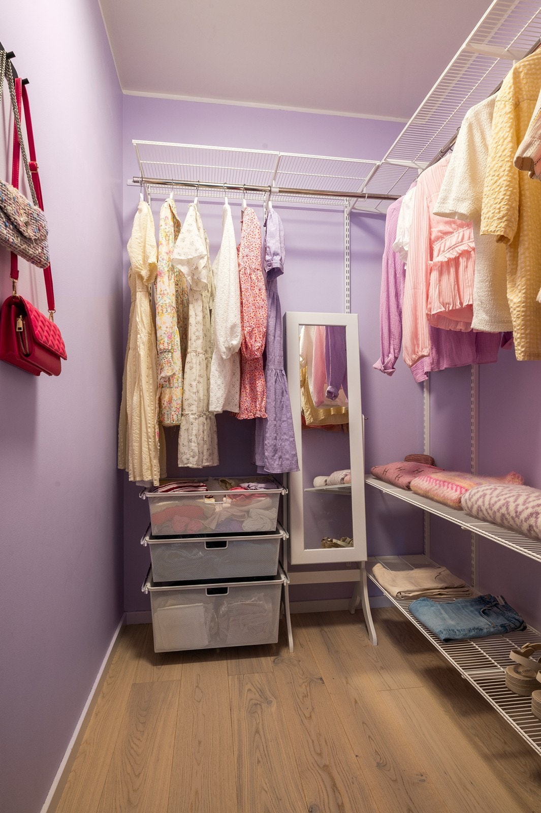 Praktisk innredet walk-in-closet gir rikelig med oppbevaringsplass. Galleribilde