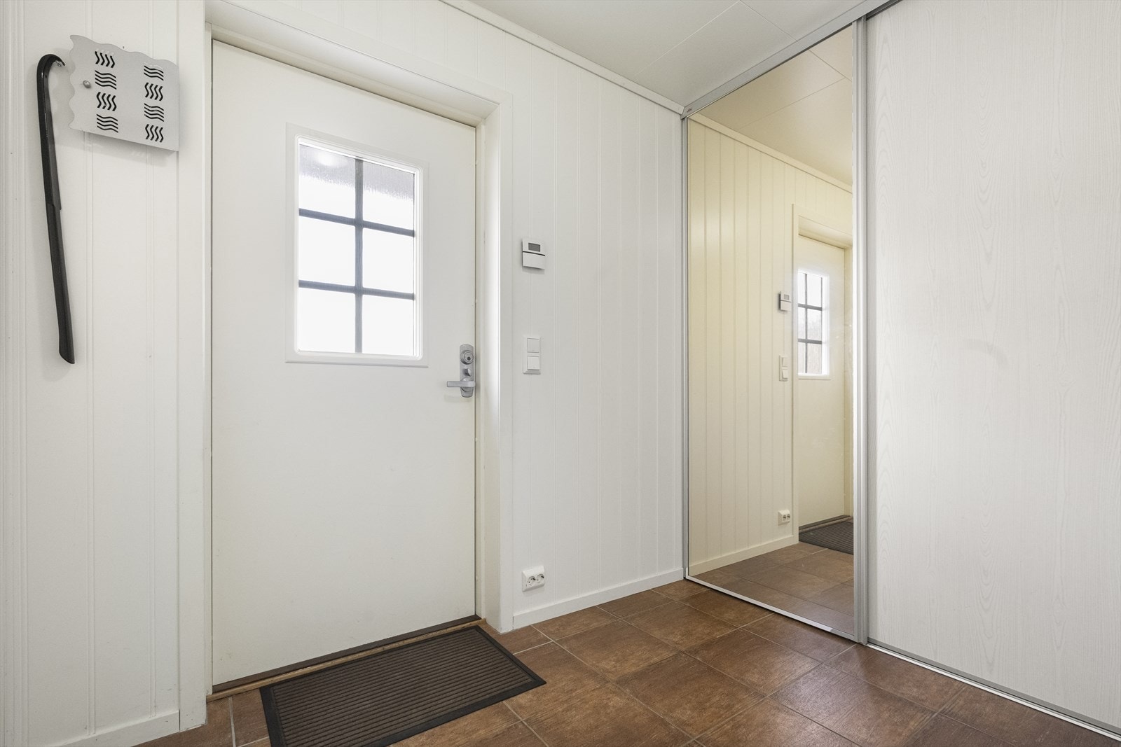 - Flislagt entrè med skyvedørsgarderobe - Galleribilde