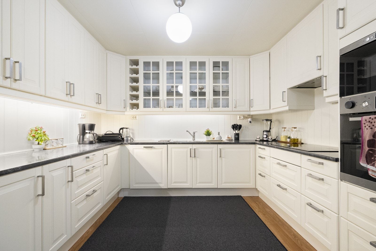 - Kjøkkeninnredningen er fra IKEA og har integrerte hvitevarer utenom kjøleskap - Galleribilde