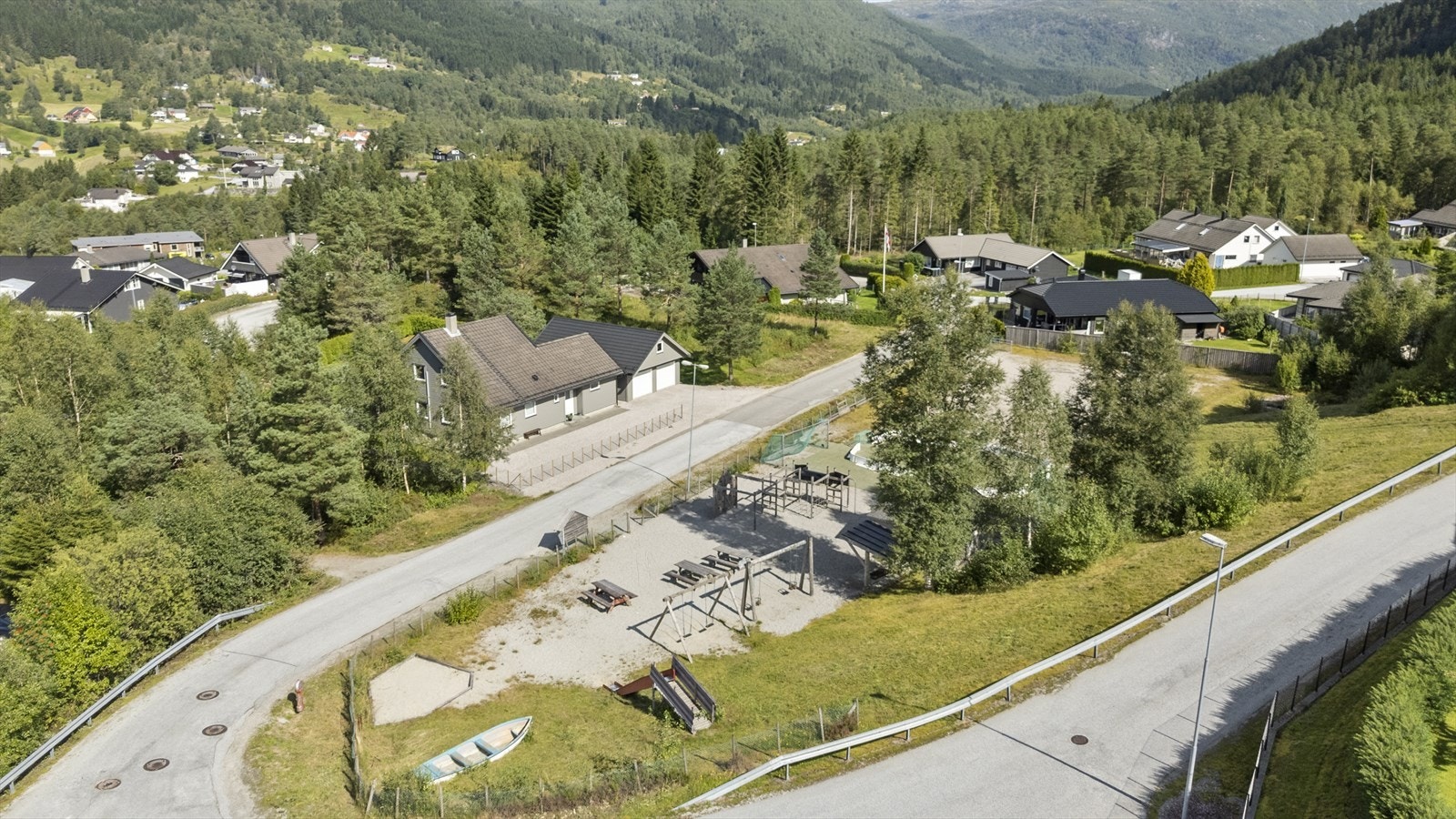 - Like ved boligen er det lekeplass med ballbane og lekestativ - Galleribilde
