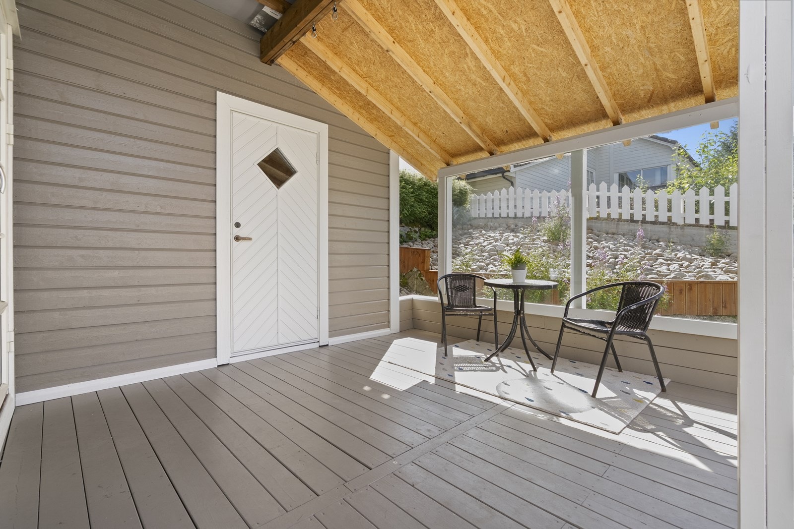 - Overbygd terrasse med inngang til bod på 9,2m2. Det er også innlagt strøm - Galleribilde