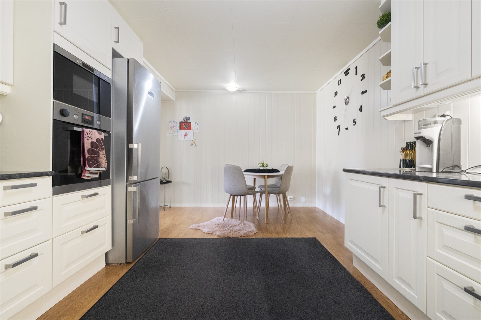 - Det er vannbåren gulvvarme i alle rom foruten bod. Det er også luft til luft varmepumpe - Galleribilde