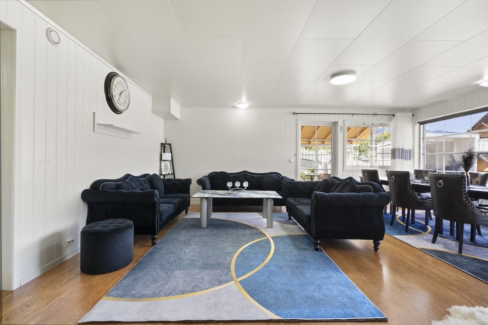 - Overflatene består av laminat på gulv og malte panelplater - Galleribilde